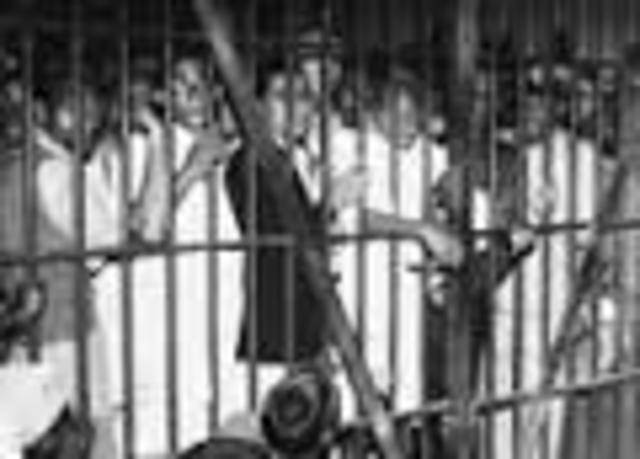 Arresto de Gandhi y los jefes del partido