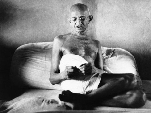 Liberado Gandhi ante su enfermedad