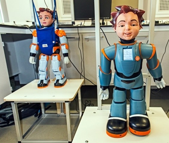 Este robot parecido a un niño se comporta como un niño y está listo para ser su profesor