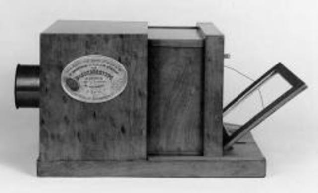 THE FIRST PORTABLE CAMERA