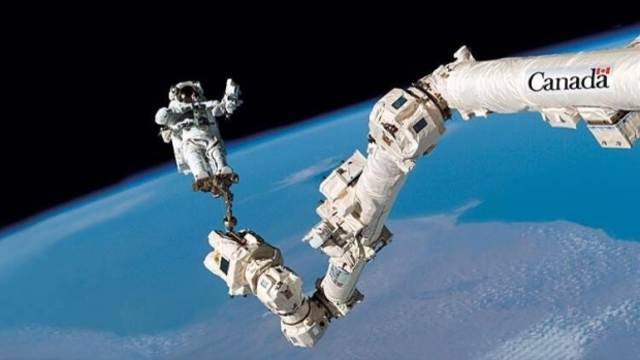 2001s Canadarm 2