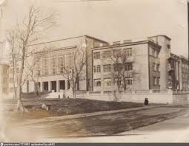 Поступление в Горьковский Индустриальный институт имени А.А.Жданова