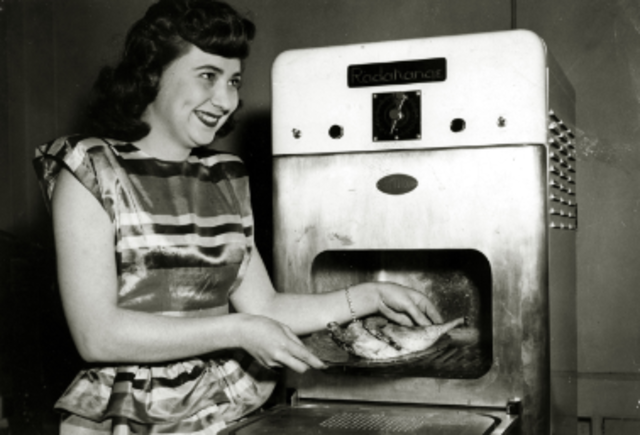 1947: HORNO DE MICROONDAS