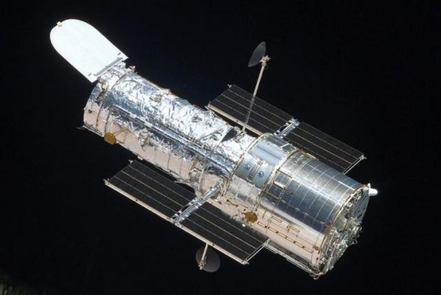 1990: TELESCOPIO ESPACIAL HUBBLE