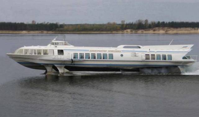 Теплоход на подводных крыльях "Метеор".
