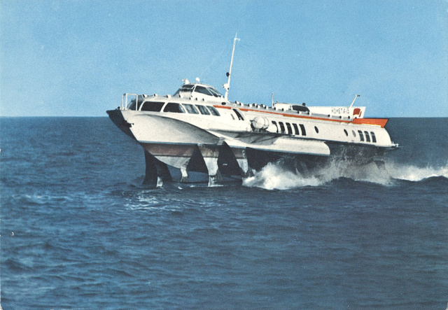 Теплоход на подводных крыльях "Комета".
