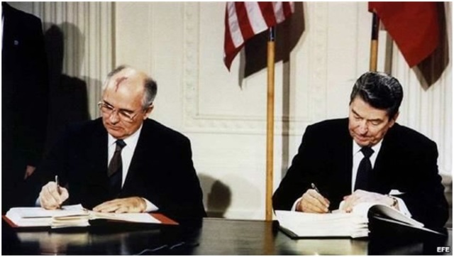 Ronald Reagan and Mijaíl Gorbachev.