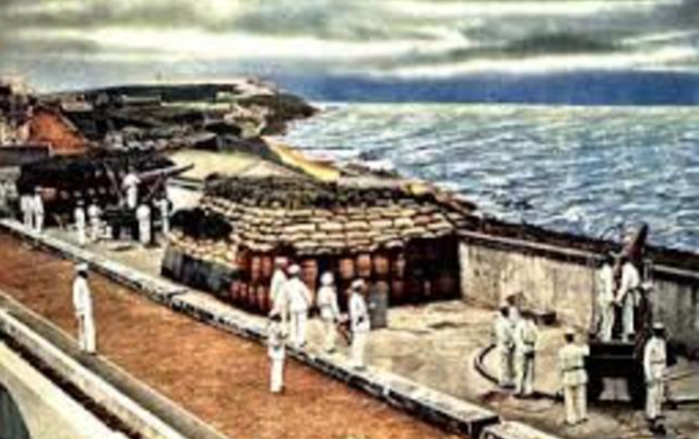 Ocurre un intercambio de disparos entre el castillo de San Cristóbal y el buque USS Yale.