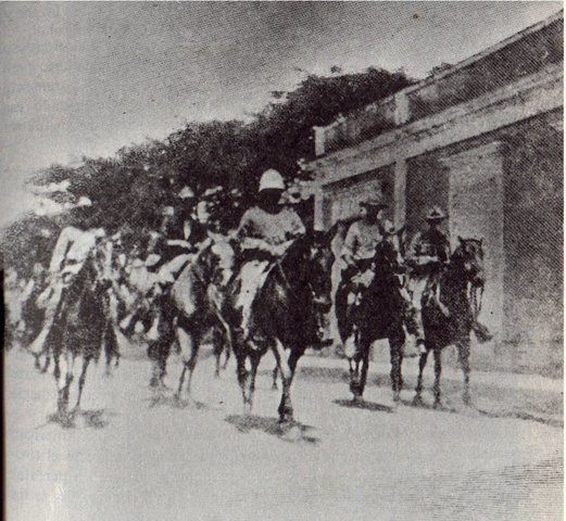 El general Wilson causa iimportantes bajas españolas, ocupa Coamo y continúa hacia Aibonito,donde encuentra fuerte resistencia en las colinas de Asomante.