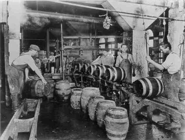 The main types of early manufacturing industries