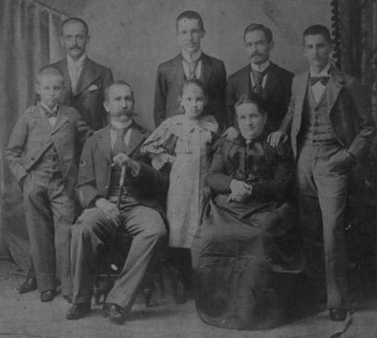 El ministro de guerra ayuda al General Cortés