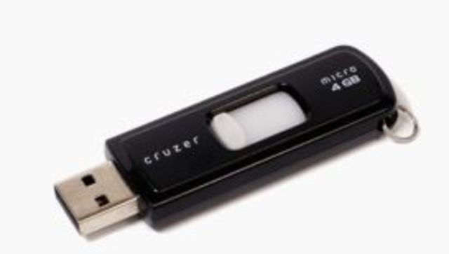 1996. Primer almacenamiento USB.