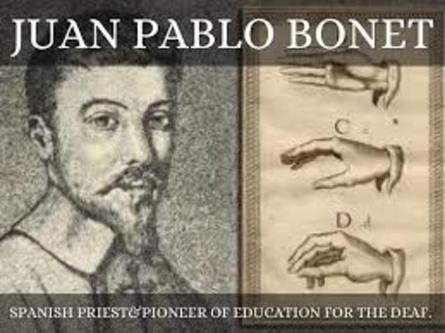 En el siglo XVIII, en Francia se inicia la enseñanza a personas sordas en  base a lengua de señas, para favorecer su desarrollo de diversas tareas, incluso la de enseñar a sus semejantes.