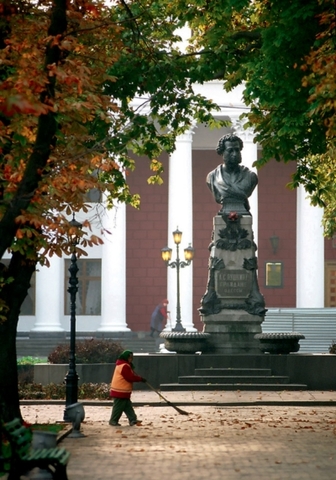 Уезжает на службу в Одессу к графу Воронцову.