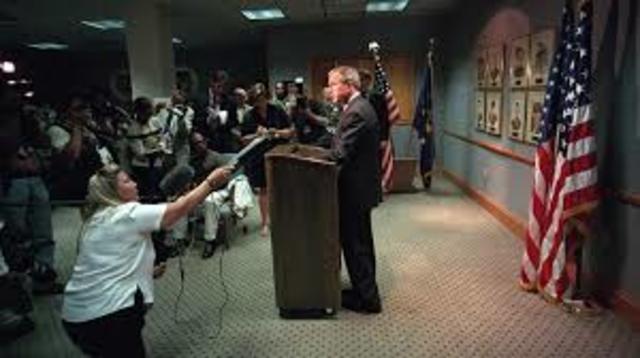 15.07 Presidente Bush aterriza en la base aérea Offutt