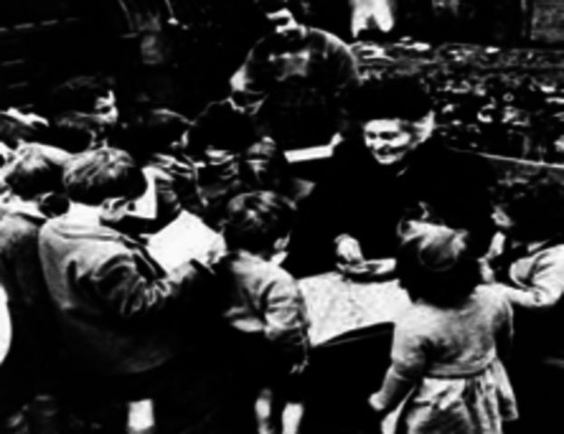 Que la criatura no es un desarrollado diminuto, sino que para llegar a la adultez tiene un desarrollo evolutivo, edificante interno, avanzado y distinguido así mismo obedecer en la labor pedagógica, vinculado con la pedagogía constructiva.