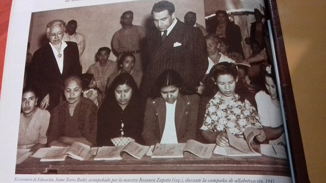 Se inicia la Campaña Nacional contra el Analfabetismo