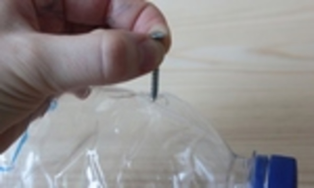 HACER CUATRO HOYOS ALREDEDOR DEL CUELLO DE LA BOTELLA