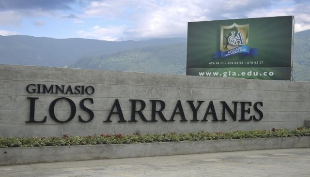 entrada gimnasio  los arrayanes