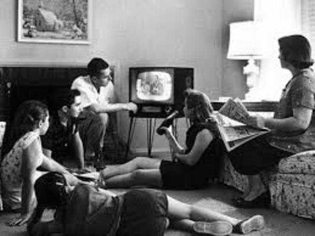 '50s - Se generalizan las transmisiones de TV y se inventa la fibra óptica.