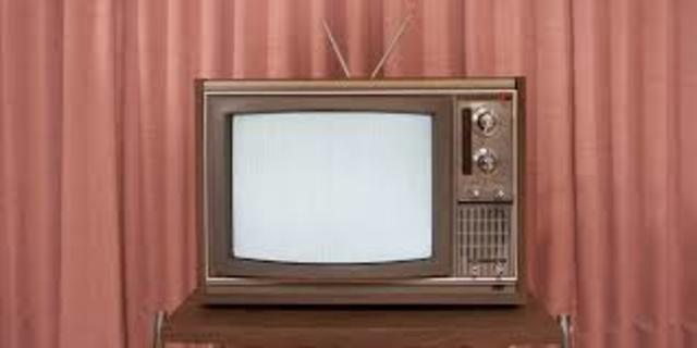 '70s - TV y teléfono en todos los hogares.
