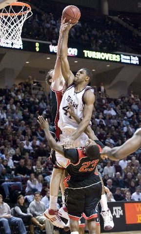 Holmes helps Aggies end skid