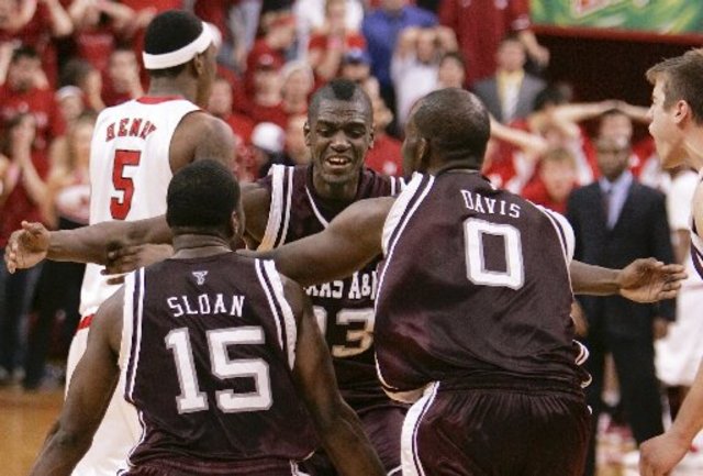 Carter's buzzer-beater stuns Nebraska