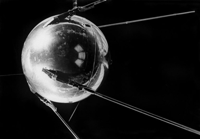 1957: première émission par satellite artificiel,