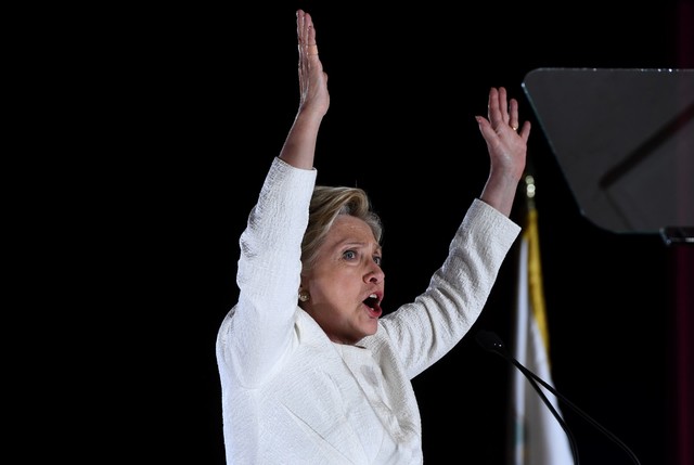 Clinton recibió preguntas anticipadas de un debate