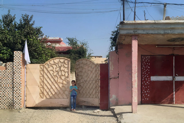 IS deploys human shields