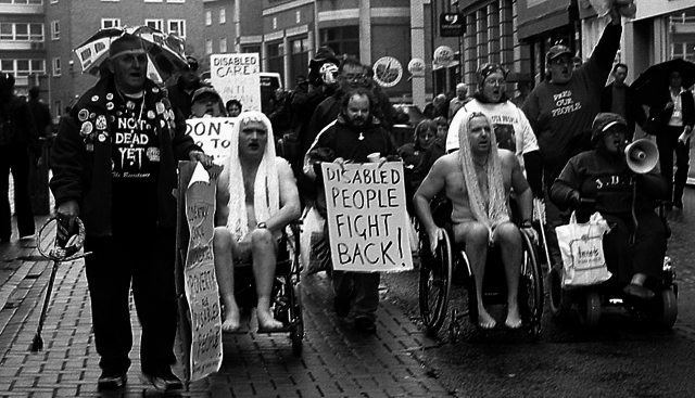 En los 70s surgieron  Movimientos Sociales de Personas con Discapacidad,cuyo objetivo era luchar por mejorar la calidad de vida de las personas con discapacidad, asegurar la accesibilidad al medio físico y social, y por el derecho a una vida independiente