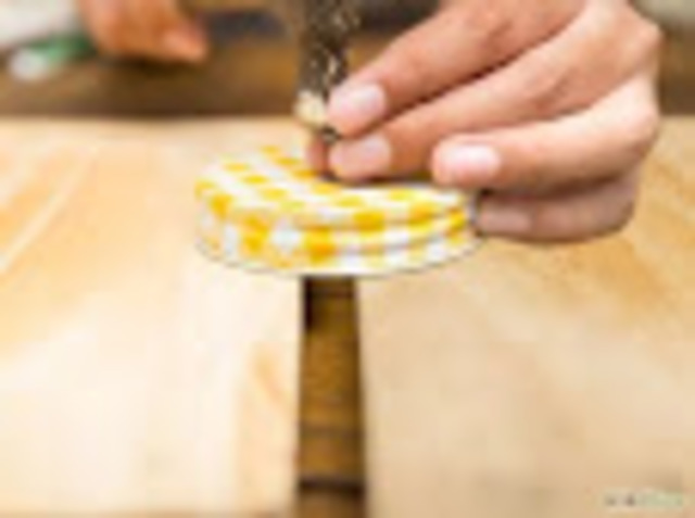 Perforar un agujero sobre la tapa del frasco