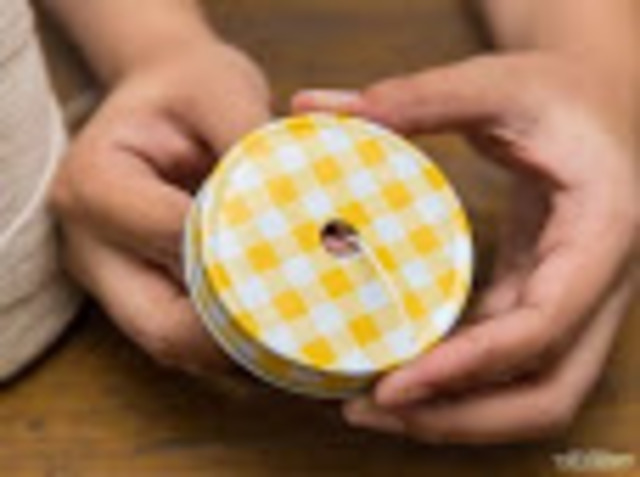 Deslizar la mecha por el agujero