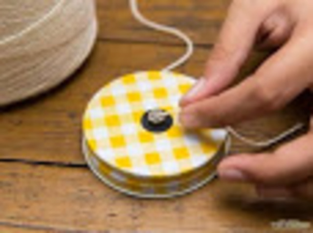 Considerar deslizar una tuerca de metal sobre la mecha