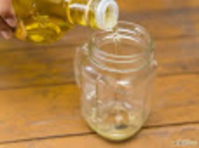 Llenar de un cuarto a un tercio del frasco con aceite de oliva