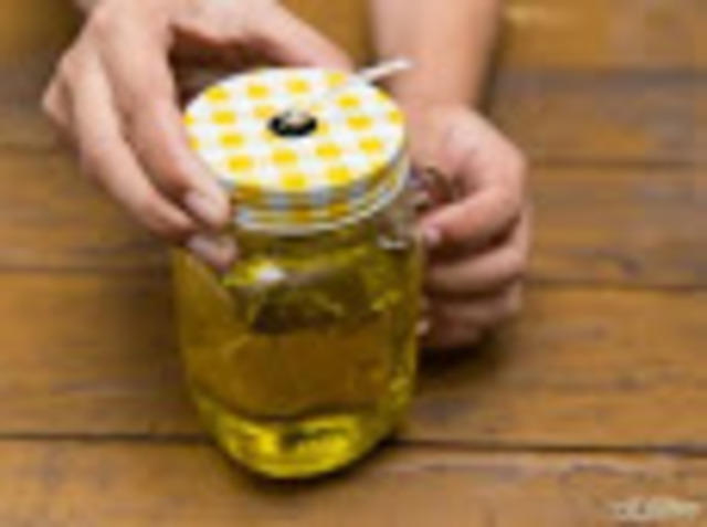 Colocar la tapa nuevamente sobre el frasco y espera de 10 a 15 minutos.