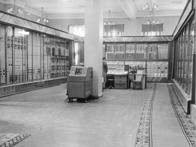 В 1955 году был создан Вычислительный центр МГУ, специализирующийся на разработке и применении вычислительных методов для решения сложных научных и прикладных задач.