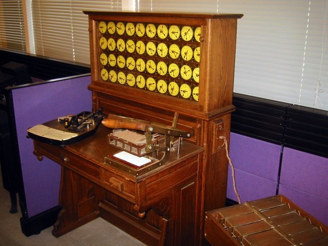 В 1888 американский инженер Герман Холлерит сконструировал первую электромеханическую счётную машину.