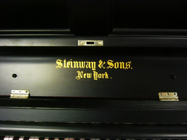 Piano vertical modern