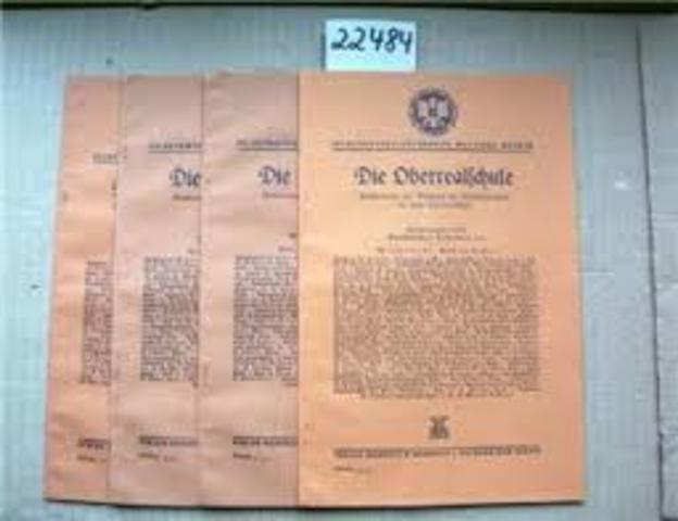 1894, Rustinches Fernlehrinstitut, ayudo a preparar estudiantes para el examen a la Universidad, fue establecido en Berlin.