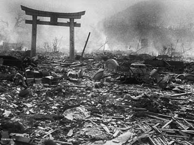 EE.UU lanza una bomba nuclear en Nagasaki.