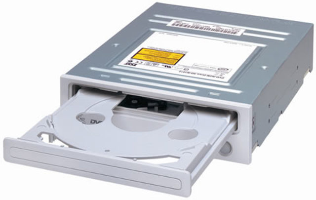 Se inventa el CD-ROM