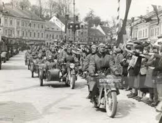Germans march into Austria
