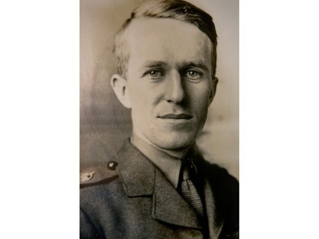 T.E Lawrence fights against the Ottomans