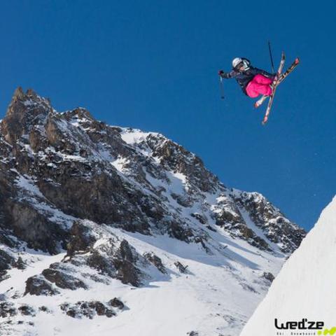 Primer salt esquiant