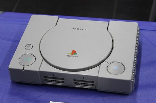 PRIMERA CONSOLA DE CDs