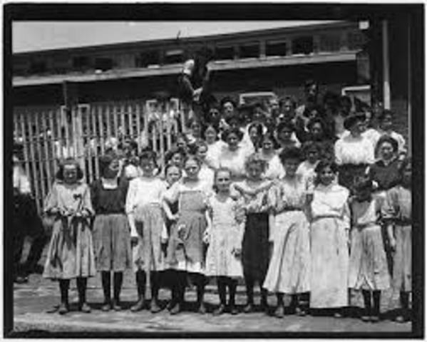 1911 The Sherman Antitrust Act forces the American Tobacco Company to split into four companies: American Tobacco, Liggett and Myers, Lorillard, and R. J. Reynolds.