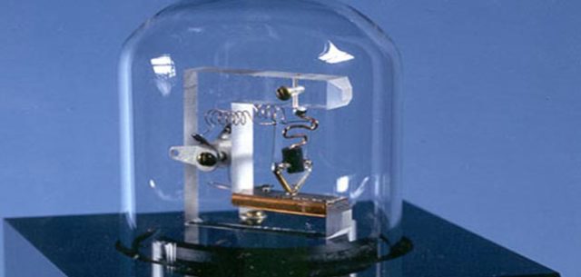 Creación del transistor: Procesa impulsos eléctricos.
