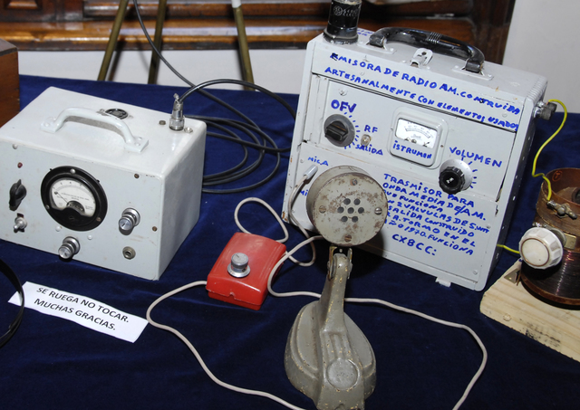 Después de la invención de la escritura, los primeros pasos hacia una sociedad de la información estuvieron marcados por el telégrafo eléctrico, después el teléfono y la radiotelefonía