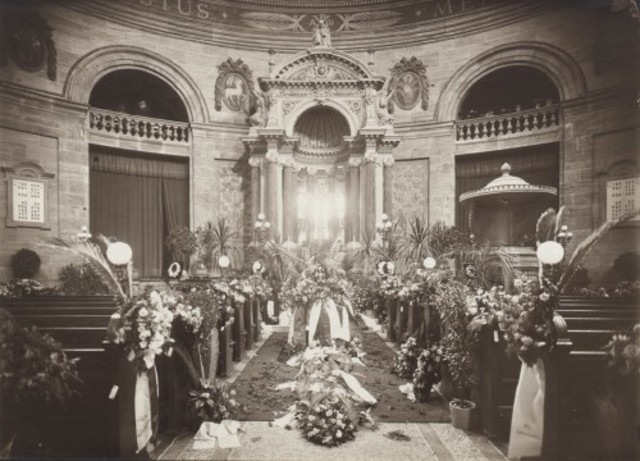 "Foran alteret" af Herman Bang